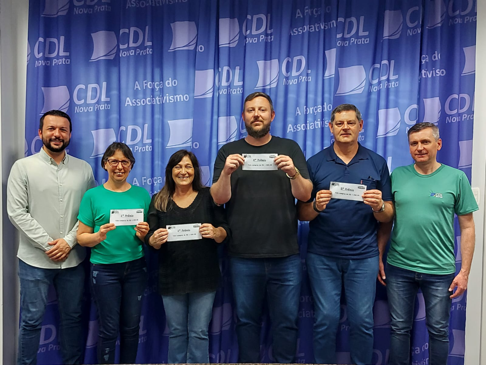 Entrega dos vales-compras da Campanha Compra Premiada CDL 50 mil em prêmios.