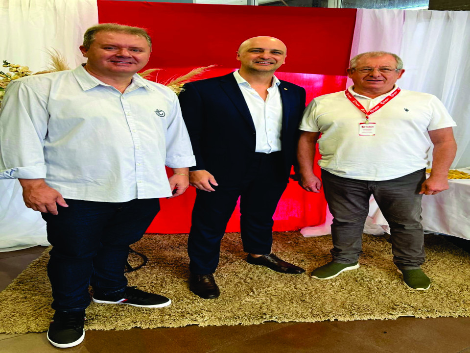 Ato de entrega oficial do monumento em homenagem à Vipal Borrachas.