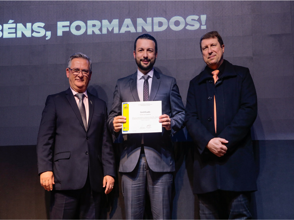 Heleno Luiz Seganfredo, recebe o diploma de conclusão do Curso de Formação de Líderes