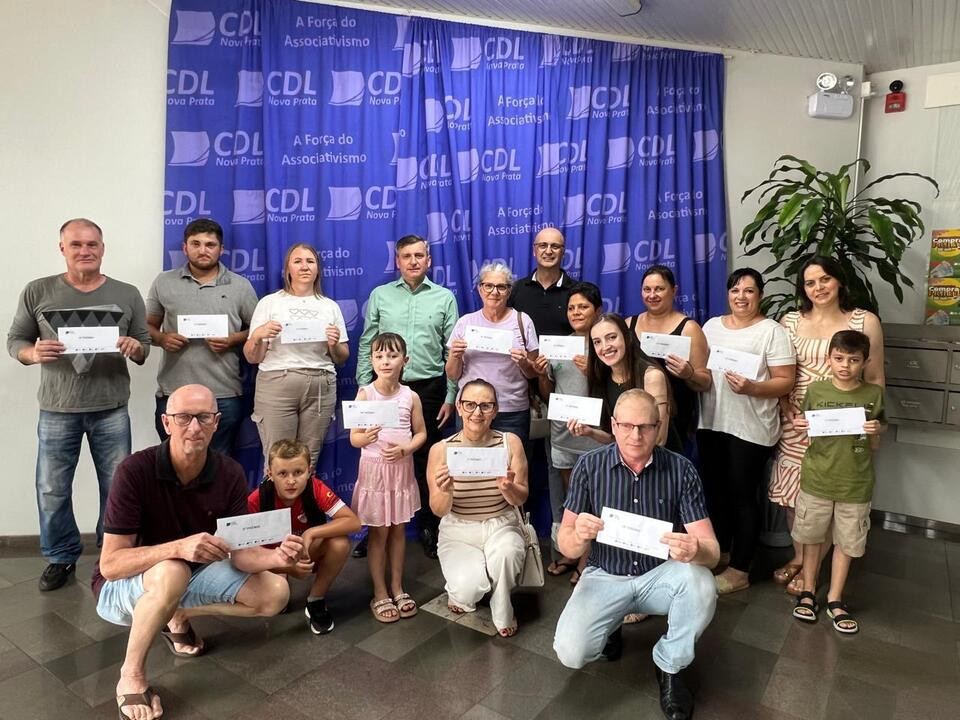 Entrega dos vales-compras aos ganhadores da Campanha Compra Premiada 2025